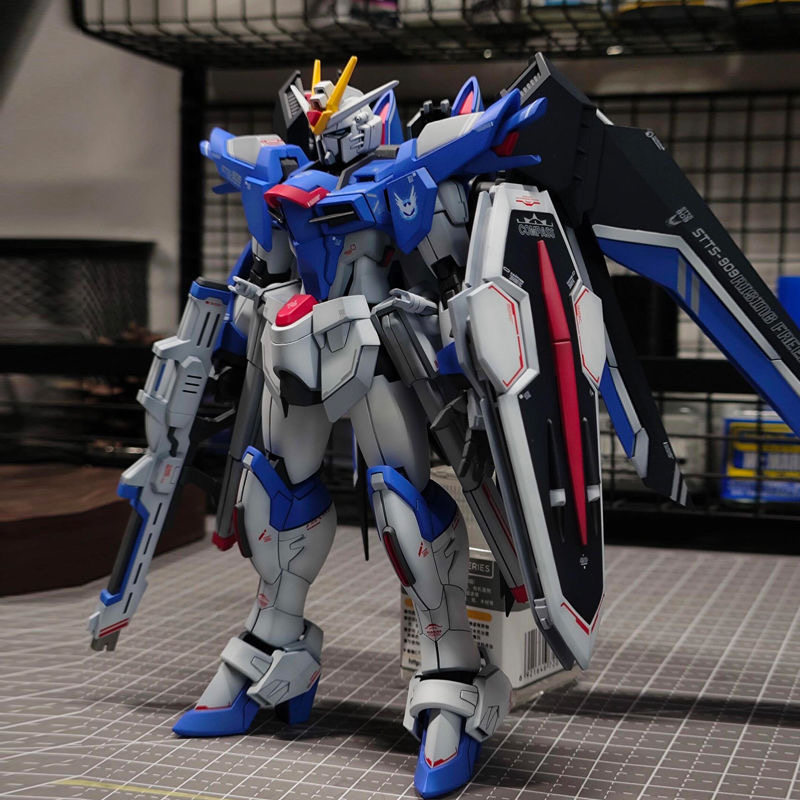 طقم نموذج ميكا بلاستيكي بمقياس - مراجعة Bandai Gundam Hg وسعره